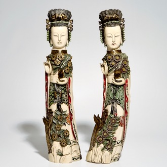 Een paar grote polychrome ivoren dames met afneembare hoofden, 19/20e eeuw